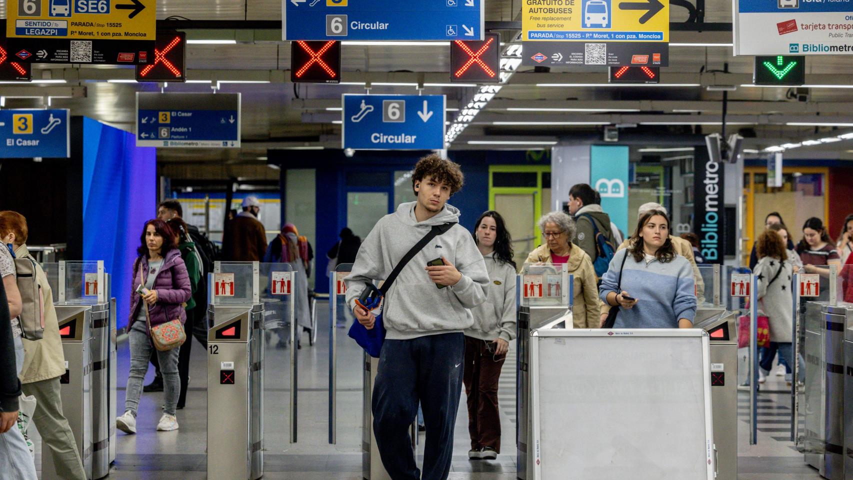 Jovenes entrando al metro de Madrid, a 22 de octubre de 2025, en Madrid (España).