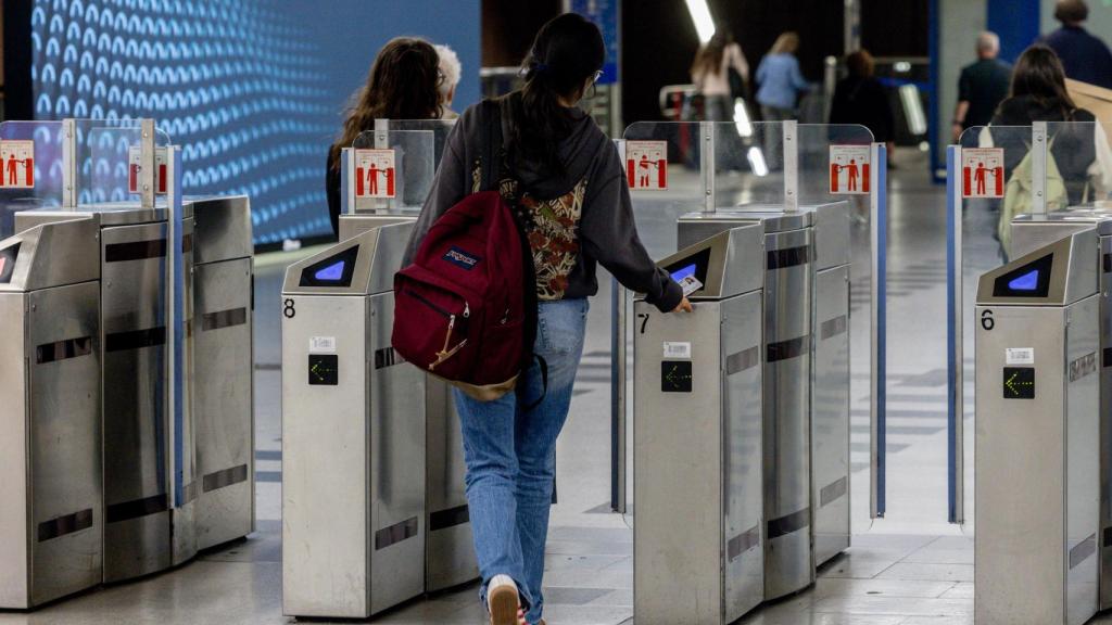Jovenes entrando al metro de Madrid, a 22 de octubre de 2025, en Madrid.