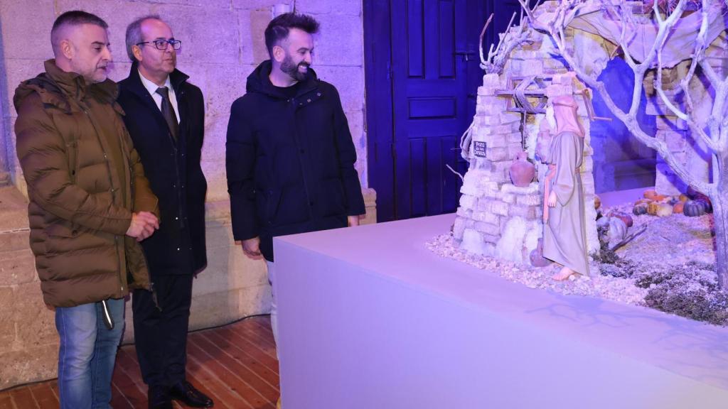 El concejal de Promoción Económica, David Gago; el director de la Fundación Zamorarte, Juan Carlos López, y el presidente de la Agrupación Belenista La Morana, Francisco Iglesias