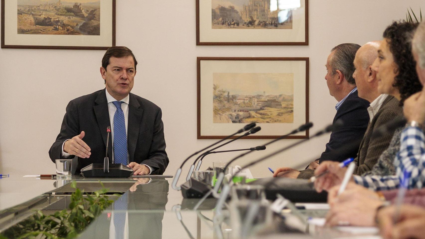El presidente de la Junta de Castilla y León, Alfonso Fernández Mañueco, durante su reunión con las organizaciones profesionales agrarias de la Comunidad, este viernes