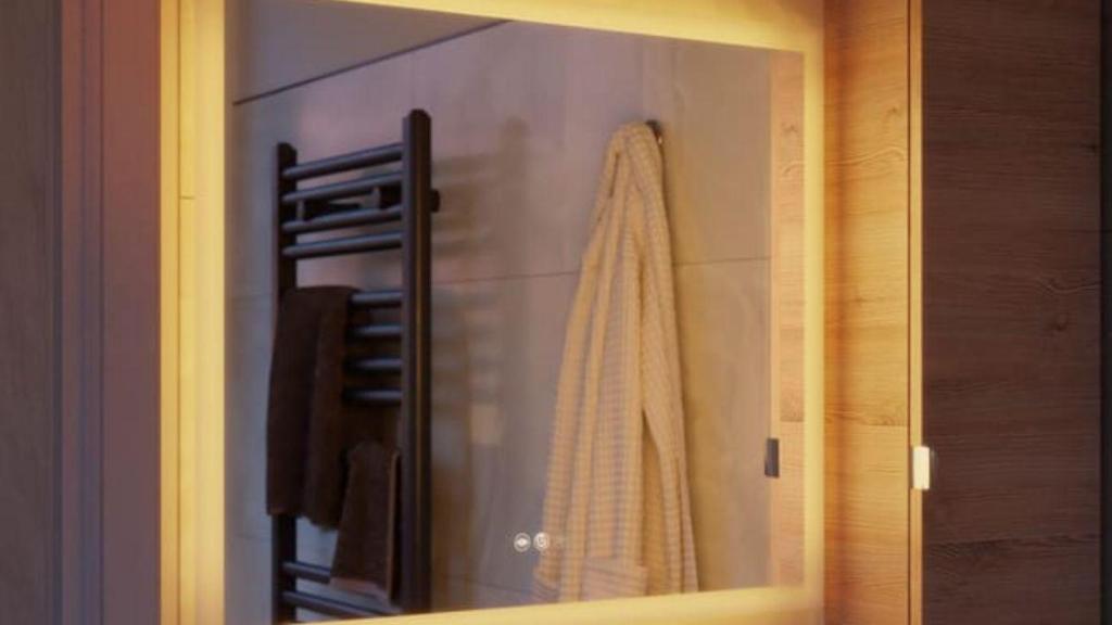 Todos los interioristas eligen este espejo con luz LED para mejorar la iluminación en el baño