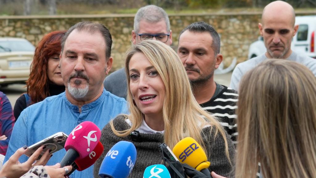 La candidata del PP a la reelección a la presidencia de la Junta atiende a los medios en Hervás (Cáceres).