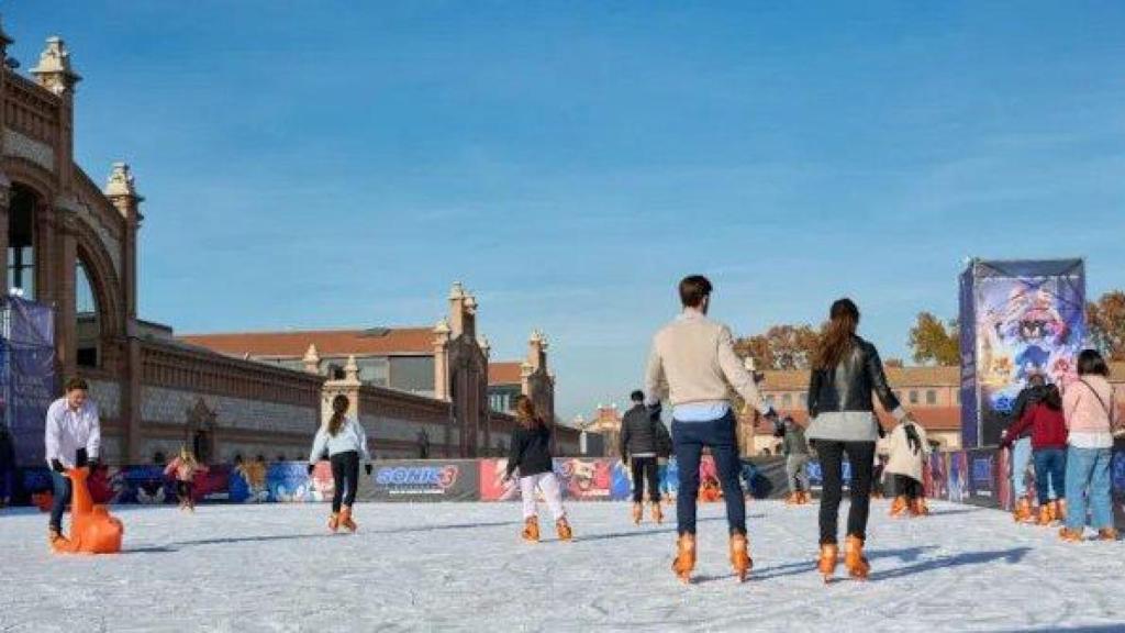 Pista de patinaje sobre hielo de Matadero en Madrid.