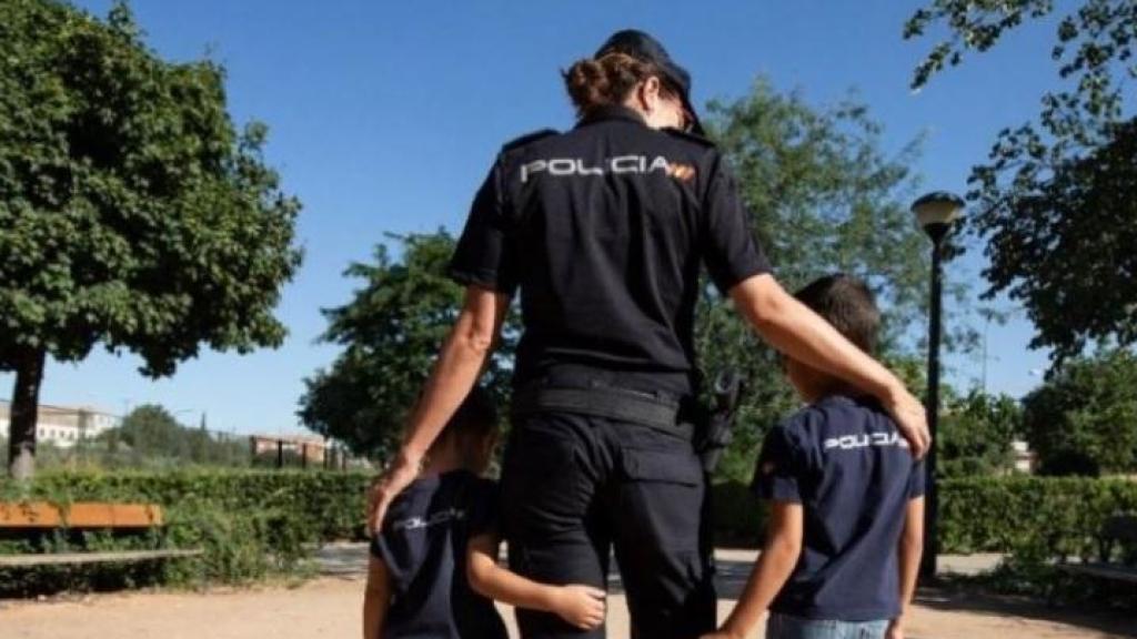 Una agente de la Policía Nacional con dos menores.