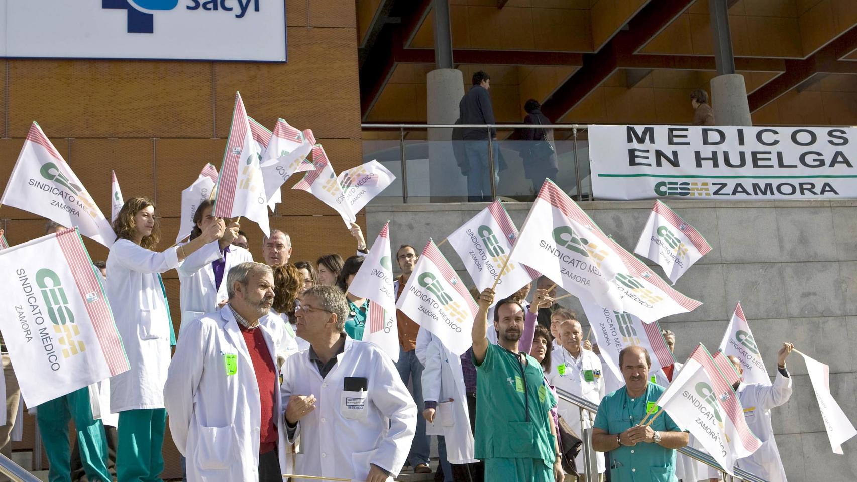 Concentración de médicos en el Hospital Virgen de la Concha de Zamora