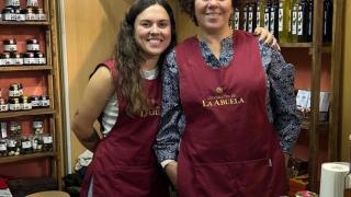 Carina y su hija, con productos de la tienda.