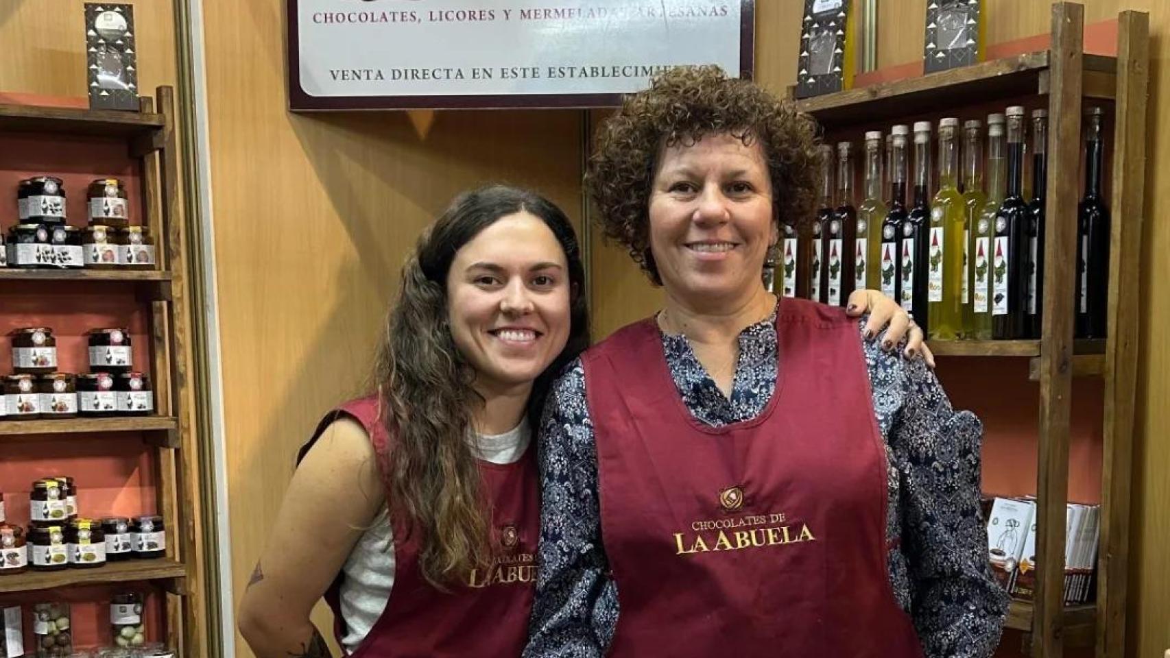 Carina y su hija, con productos de la tienda.