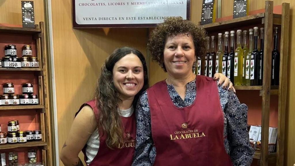 Carina y su hija, con productos de la tienda.