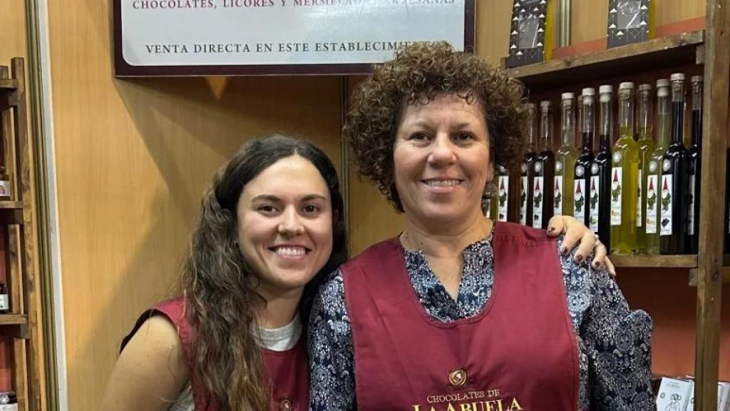 Carina y su hija, con productos de la tienda.