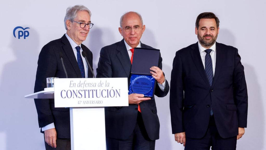 Fernández Galiano, Rosell y Núñez con el premio que el segundo ha recibido.