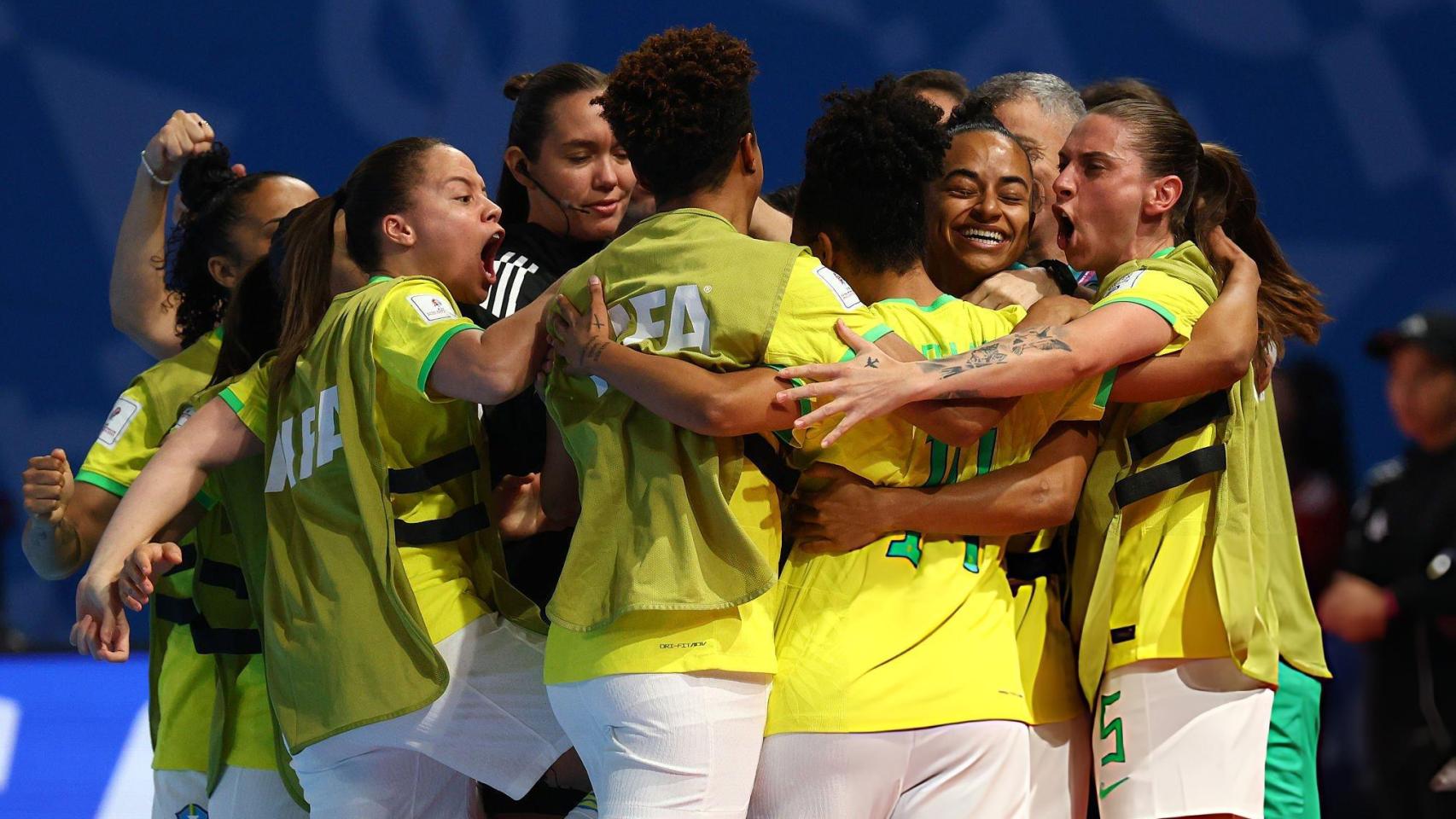 Las jugadoras de Brasil celebran un gol contra España.