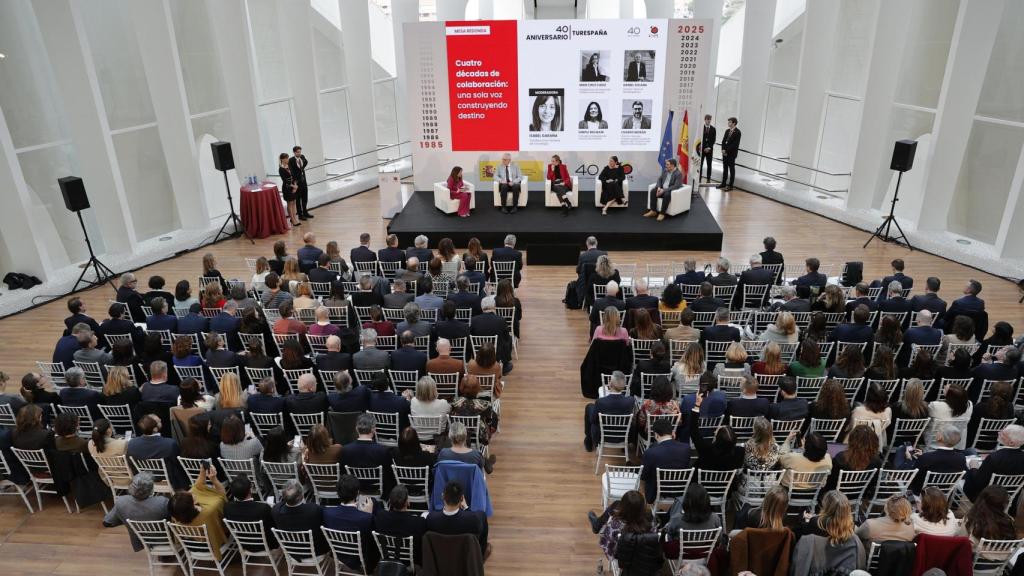 Mesa redonda organizada con motivo del 40º aniversario de Turespaña en Valencia. Efe / Manuel Bruque