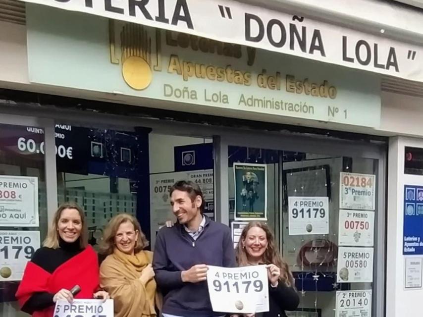 Una de las veces que Doña Lola repartió un 4º y 5º premio de la Lotería de Navidad.