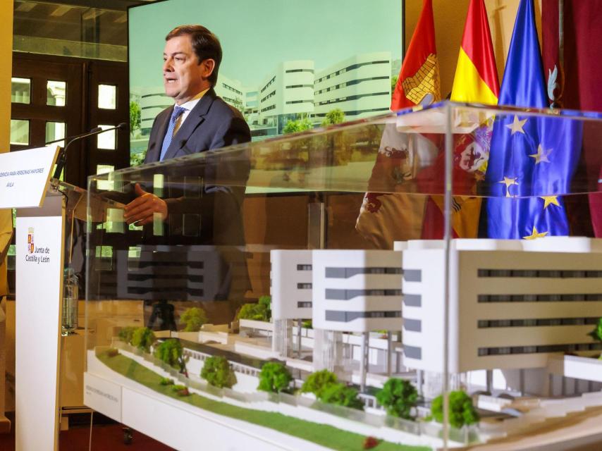Mañueco junto a la maqueta de la nueva residencia de Ávila