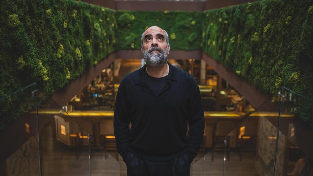 Tosar nos recibe en el hotel Urso, en Madrid, y hablamos sobre la masculinidad de sus películas y de su vida.