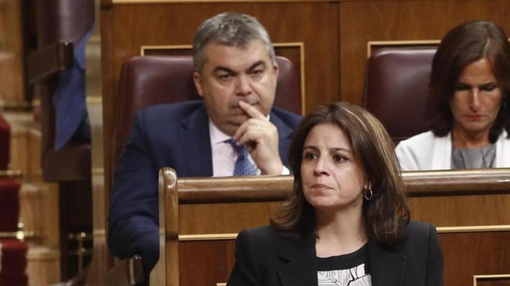 Santos Cerdán detrás de Adriana Lastra en el Congreso de los Diputados en 2019.