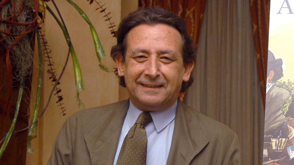 Alfonso Ussía en la presentación de su libro 'Las dos bodas', en 2004. Foto: Europa Press