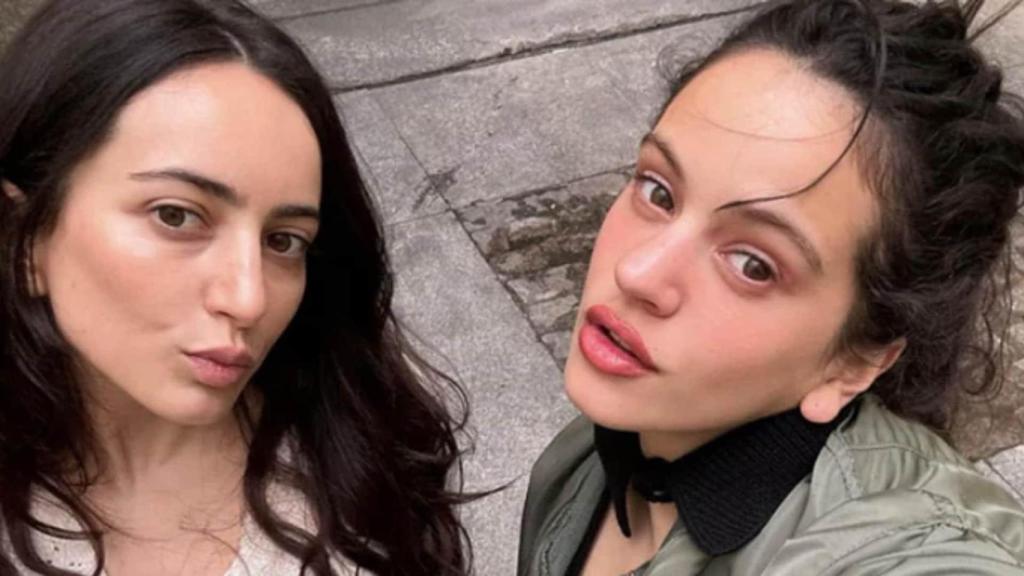 Rosalía y su hermana, Pilar, en una imagen de sus redes sociales.
