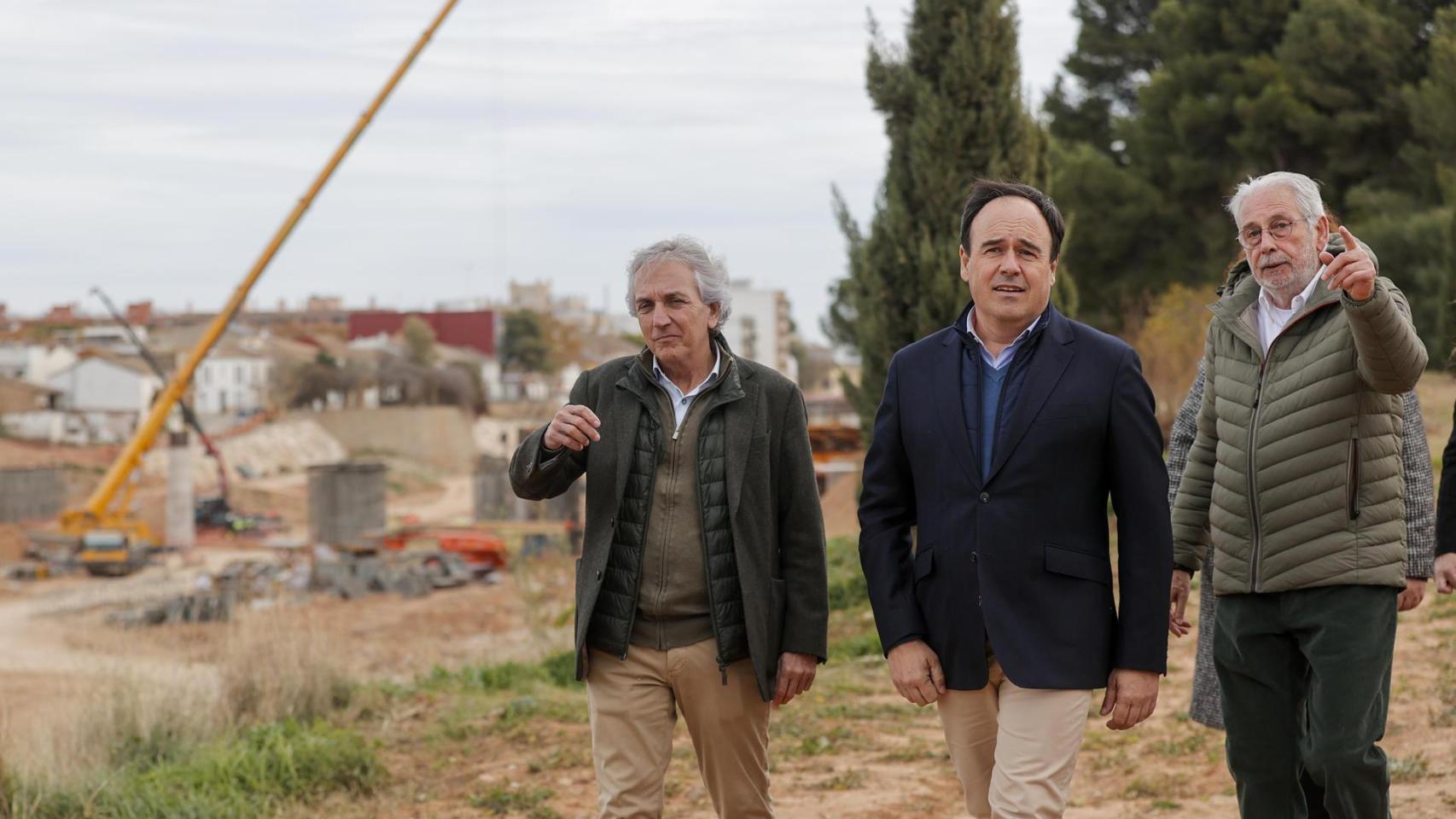 Llorca y el alcalde de Picanya, Josep Almenar. Manu Bruque / Efe