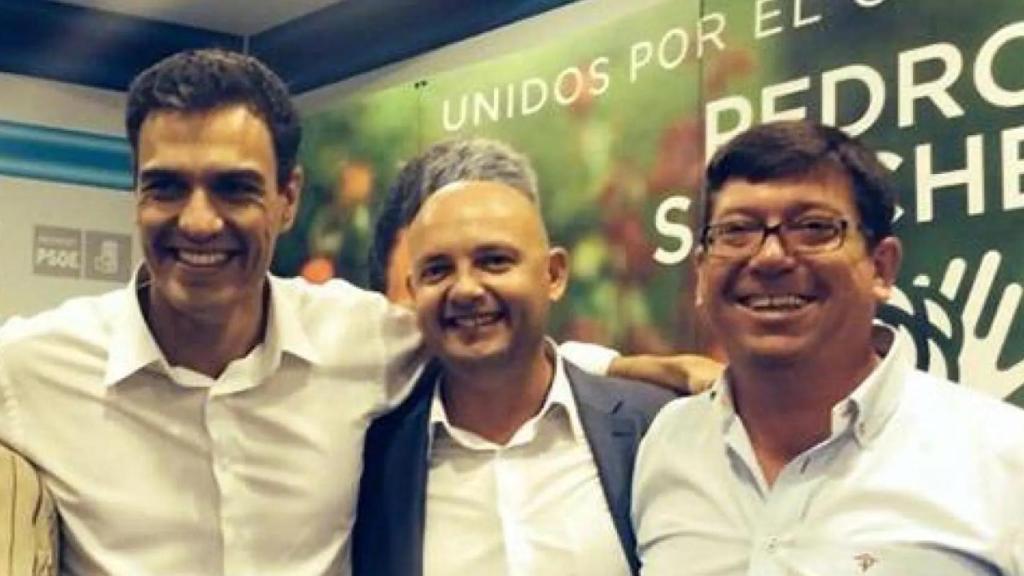 Pedro Sánchez (izquierda) y Paco Salazar (derecha), en un mitin en Dos Hermanas en 2017.