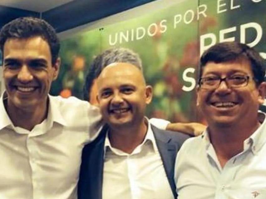 Pedro Sánchez (izquierda) y Paco Salazar (derecha), en un mitin en Dos Hermanas en 2017.