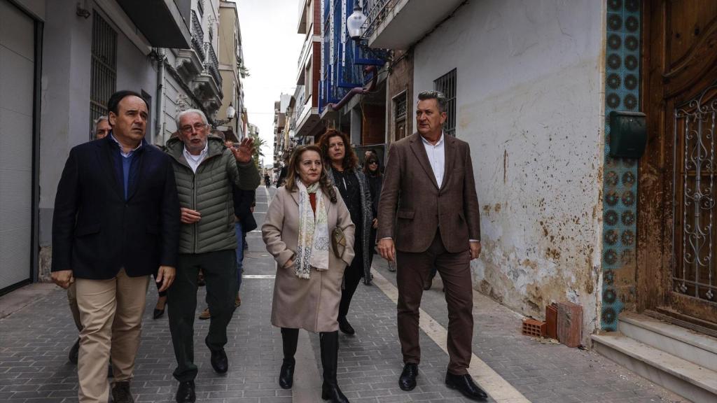 Pérez Llorca y Almenar pasean junto a otros cargos de la Generalitat y del Ayuntamiento por Picanya. Rober Solsona / EP