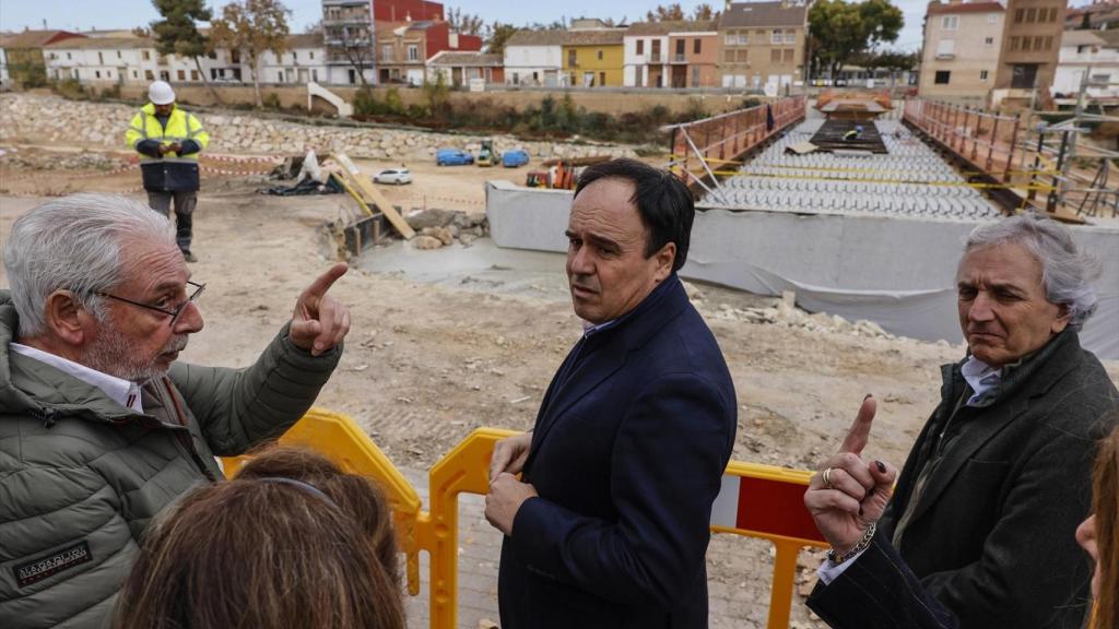 Obras en una pasarela de Picanya. Rober Solsona / EP