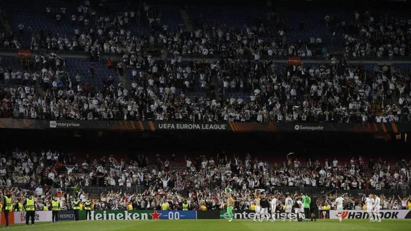 Los aficionados del Eintracht llenan las gradas del Spotify Camp Nou.