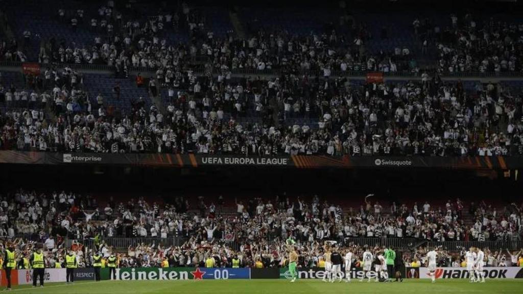 Los aficionados del Eintracht llenan las gradas del Spotify Camp Nou.