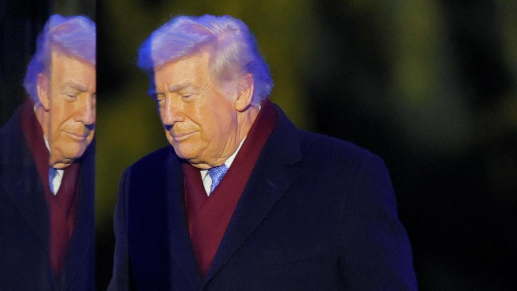 Donald Trump y su reflejo durante la ceremonia del Árbol Nacional de Navidad en la Casa Blanca en Washington.