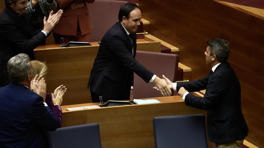 Juanfran Pérez Llorca y Carlos Mazón, en Les Corts tras la investidura. Eduardo Manzana / EP
