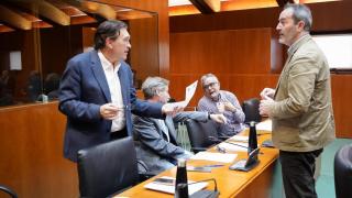 Guitarte (Aragón-Teruel Existe), José Luis Soro (CHA) y Andoni Corrales (Podemos), en las Cortes.