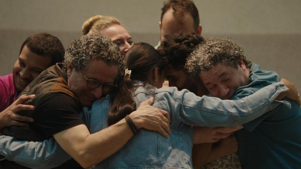 Alberto Arvelo y Gustavo Dudamel se funden en un abrazo con varios miembros del Coro Manos Blancas en un momento de 'El canto de las manos'