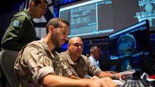 Efectivos del Ejército del Aire en el Centro de Operaciones de Vigilancia Espacial (COVE)