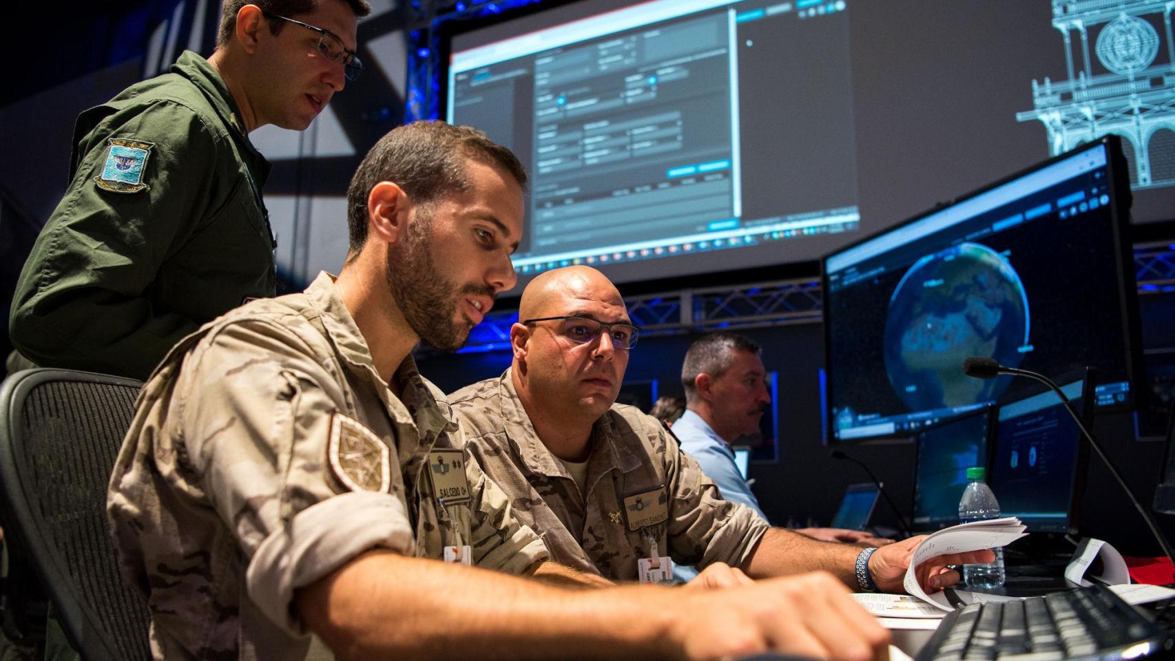 Efectivos del Ejército del Aire en el Centro de Operaciones de Vigilancia Espacial (COVE)