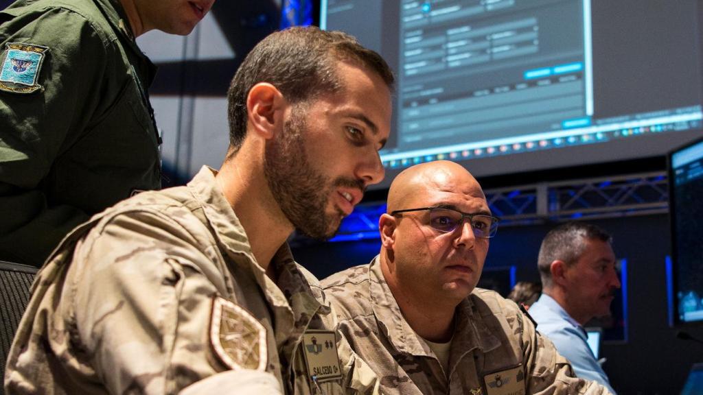 Efectivos del Ejército del Aire en el Centro de Operaciones de Vigilancia Espacial (COVE)