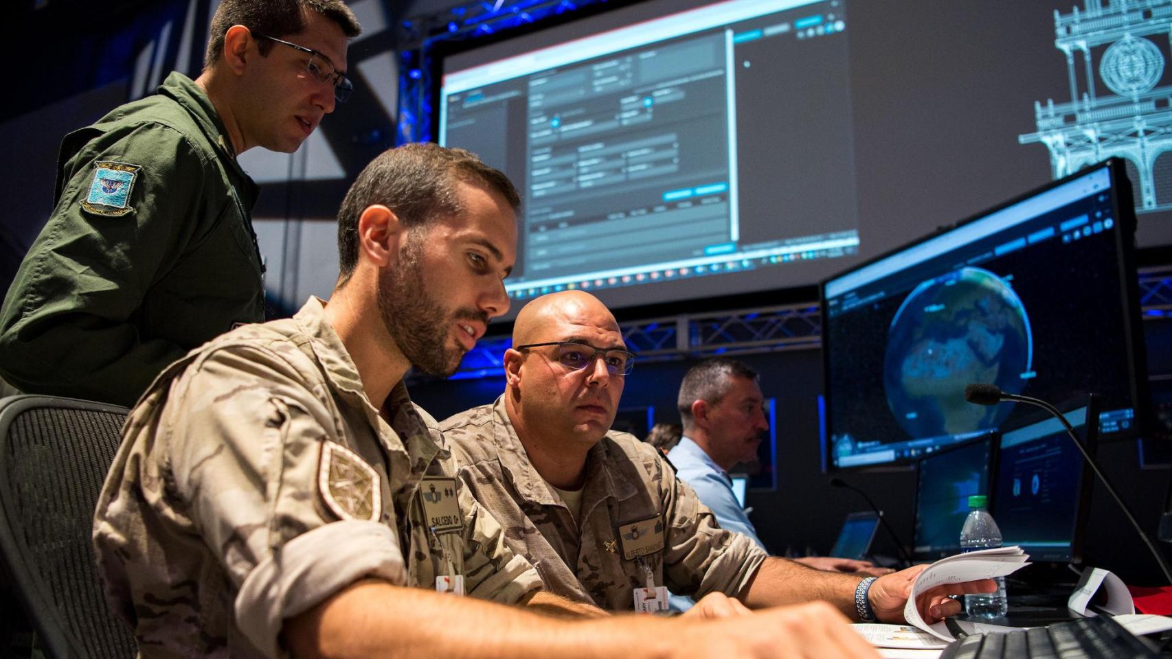 Efectivos del Ejército del Aire en el Centro de Operaciones de Vigilancia Espacial (COVE)