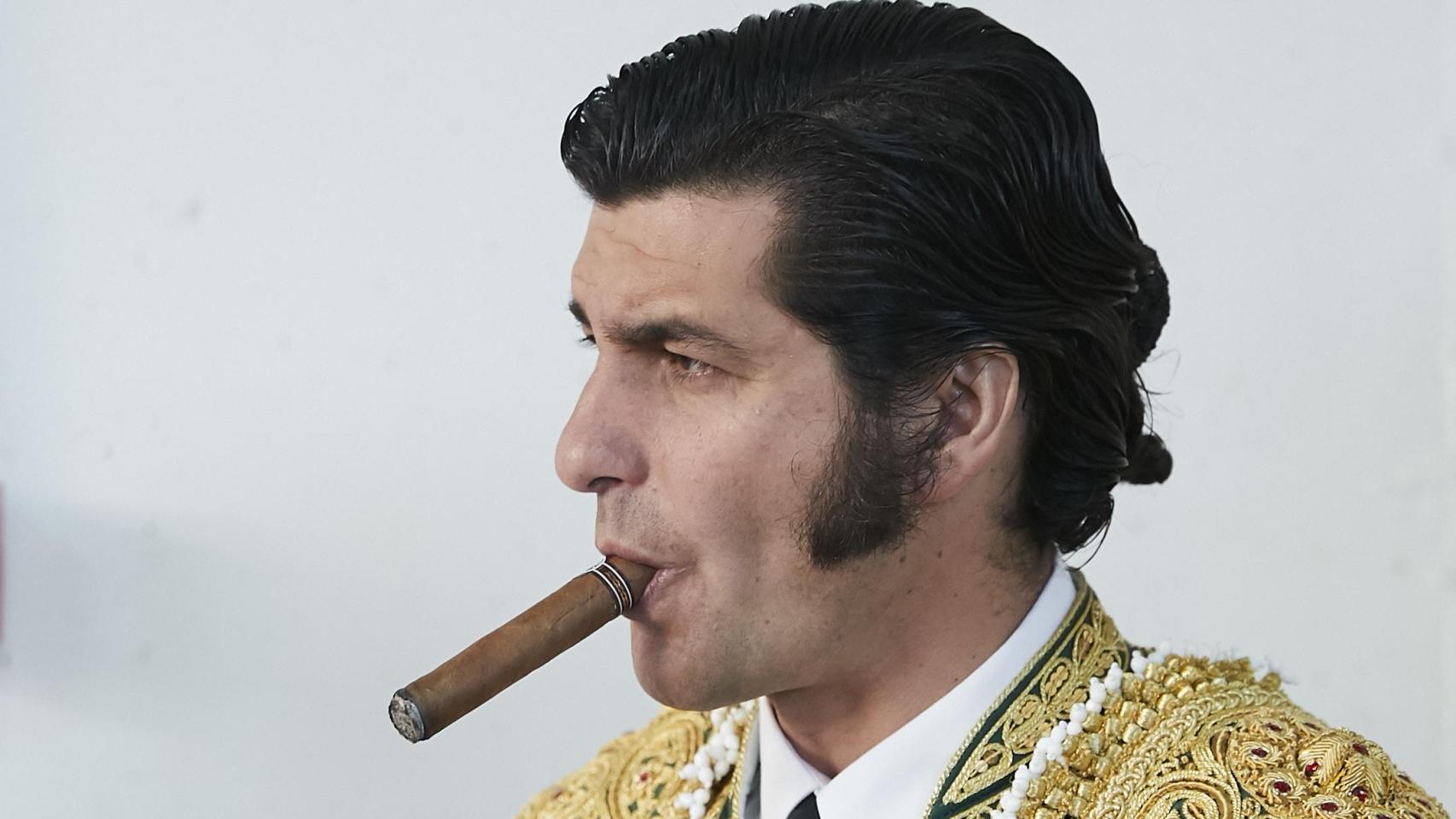 Morante de la Puebla fumando un puro en la plaza de toros de Illescas (Toledo) el 7 de marzo de 2020. Foto: Sergio R. Moreno/Gtres