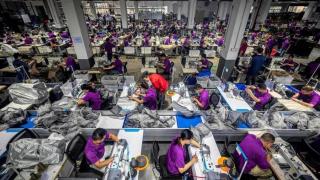 Fotografía de archivo de numerosos empleados en una fábrica de productos para bebés, en Dongguan (China).
