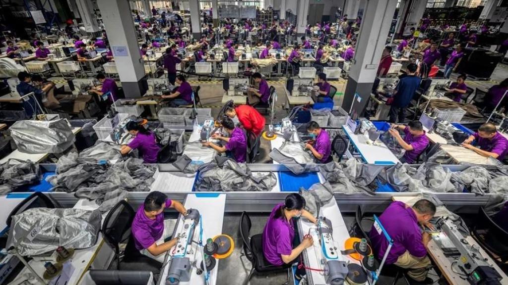 Fotografía de archivo de numerosos empleados en una fábrica de productos para bebés, en Dongguan (China).