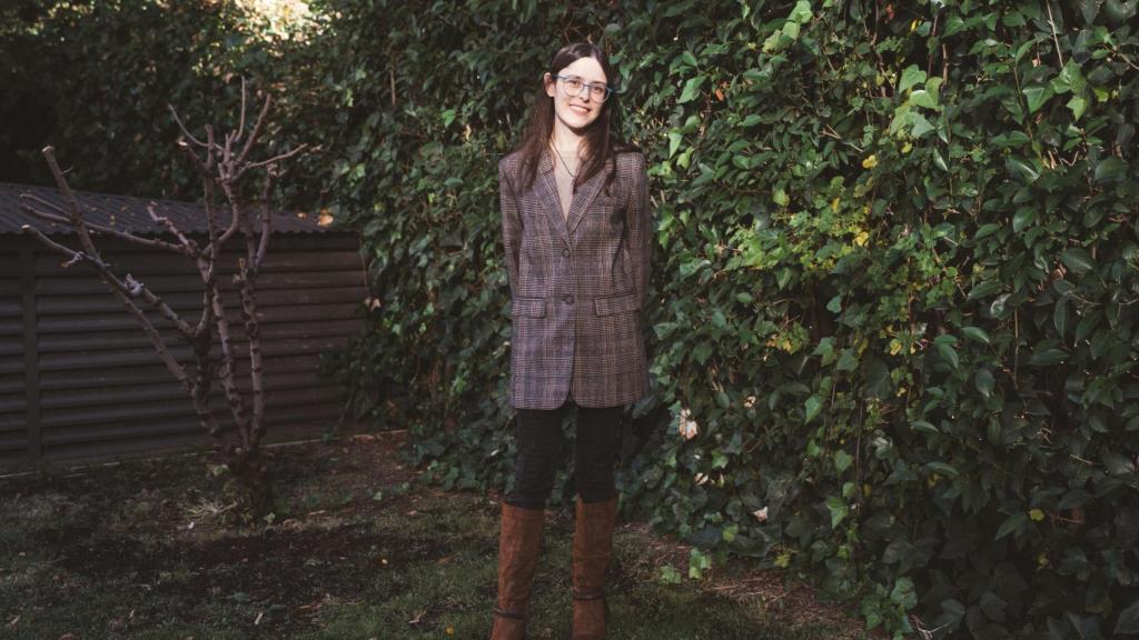 La escritora posa frente el objetivo.