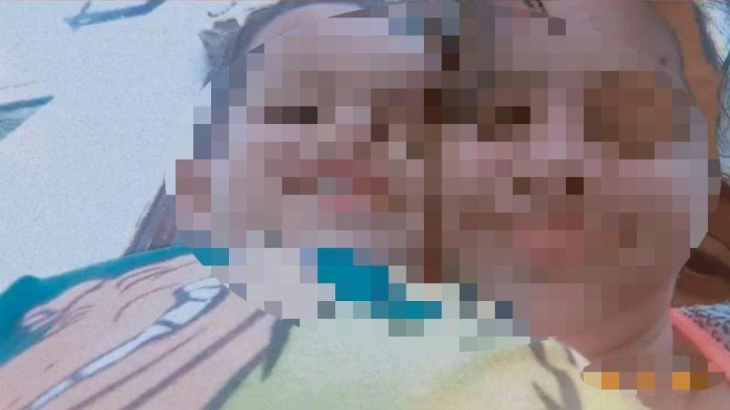 El difunto pequeño junto a su madre.