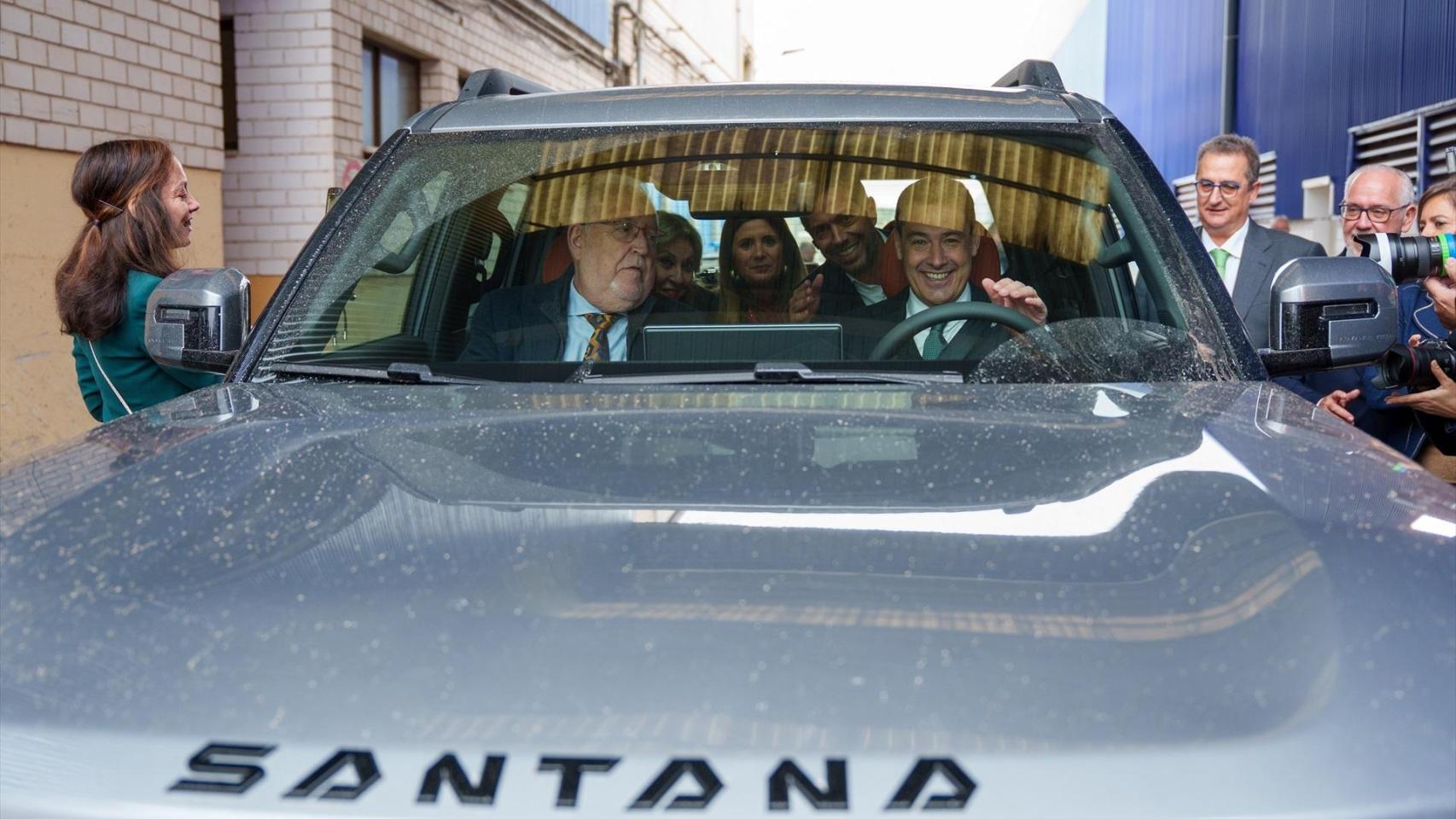 Juanma Moreno, entre otros, en uno de los nuevos coches hechos en Linares.