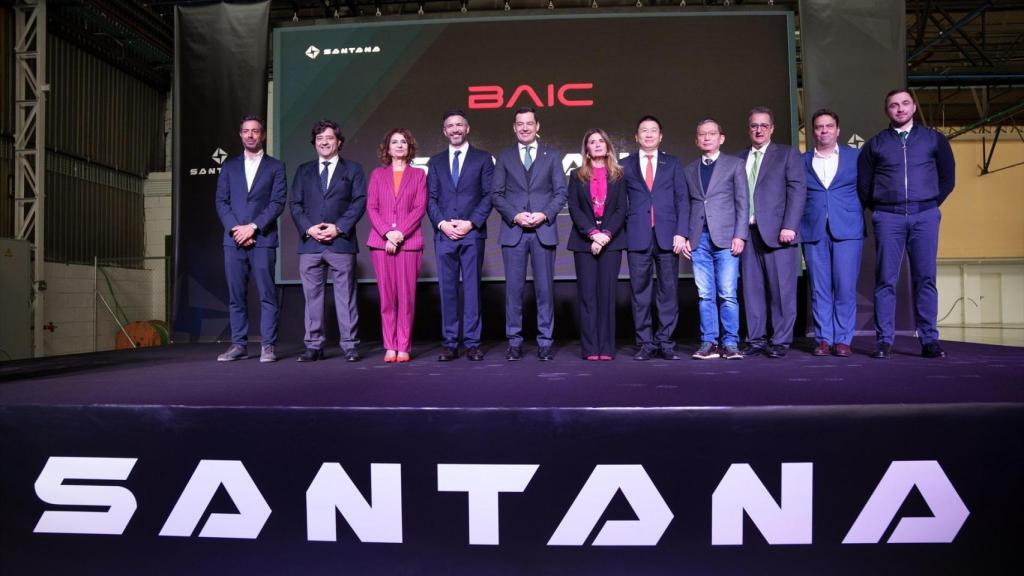 Autoridades y empresarios en la inauguración de la fábrica de Santana en Jaén.