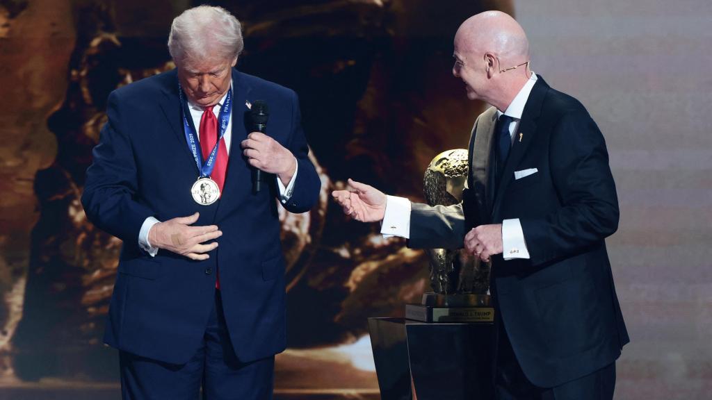 El presidente de Estados Unidos, Donald Trump, recibió este viernes el Premio de la Paz de la FIFA de manos de Gianni Infantino, durante el sorteo del Mundial 2026 .