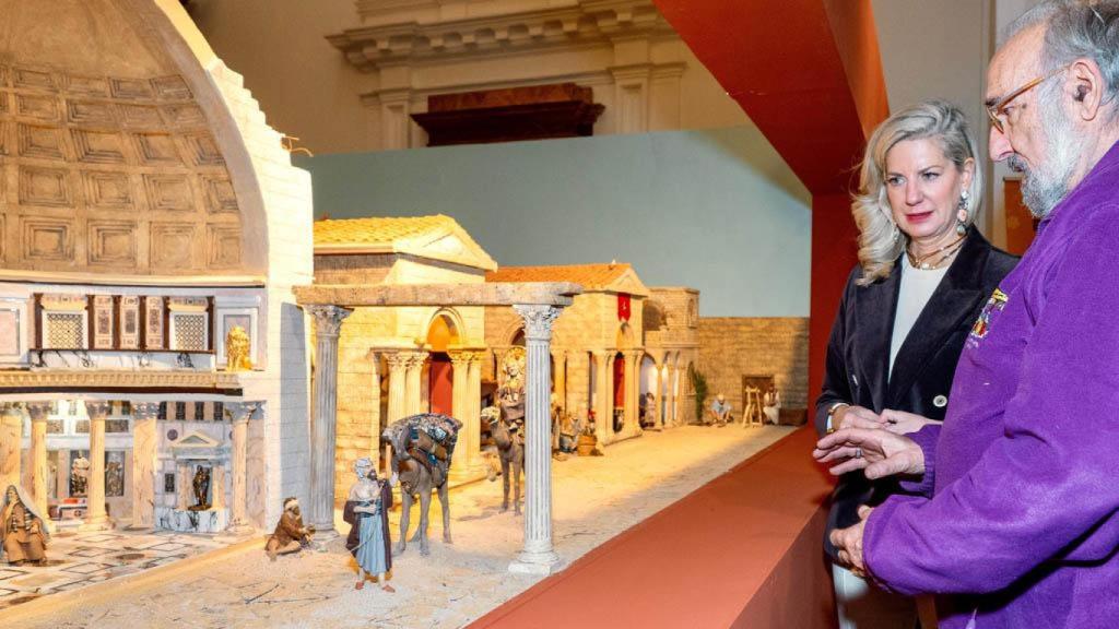 Irene Carvajal y Ricardo Rodríguez, observando el belén monumental de Las Francesas