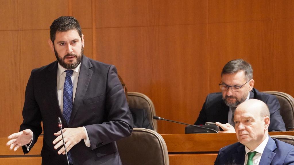 El portavoz de Vox, Alejandro Nolasco, en las Cortes de Aragón.