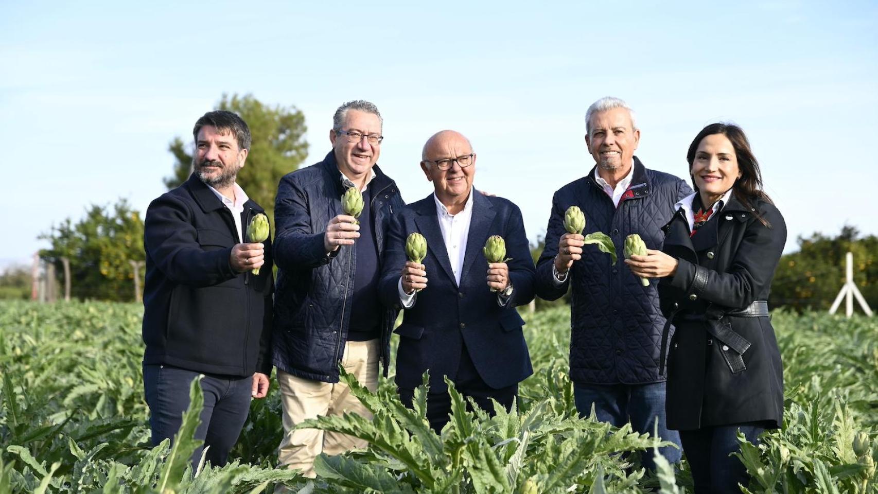 Antonio Ángel Hurtado, presidente de la alcachofa Vega Baja, en el centro de la imagen.