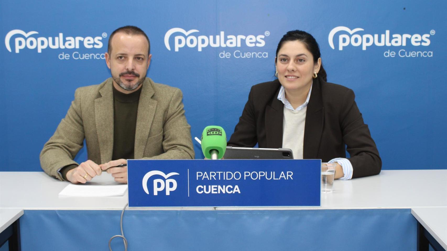 Los concejalas del PP de Cuenca Beatriz Jiménez y Juan Guadalajara.