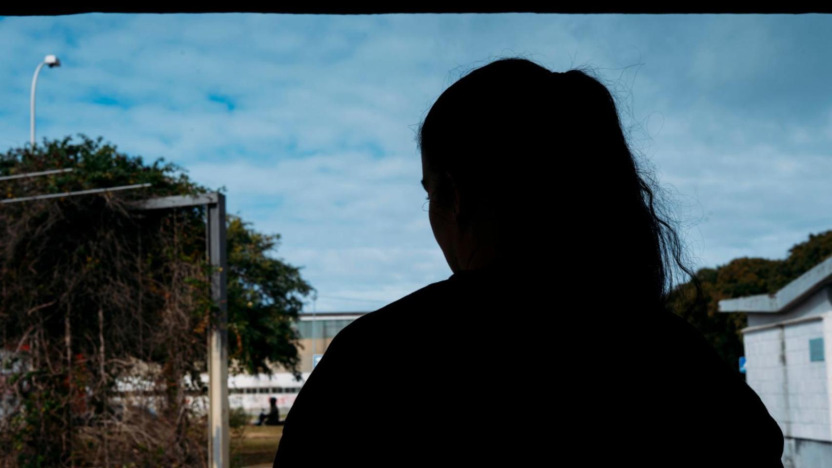 Sara (nombre ficticio), víctima de violencia de género, posando para EL ESPAÑOL.